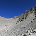 Wir stehen hier ungefähr rechts vom Punkt 2873 m, wir stiegen das Geröllfeld um die vom Grat runter ziehende Felszunge rum/hoch