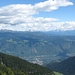 Blick über das Etschtal in die südlichen Sarntaler Berge (Ritten, Villanderer Berg); am Horizont die Dolomiten mit dem Peitlerkofel, der Geislergruppe, der Sella, dem Langkofelstock und dem Rosengarten über der Kuppe des Schlern.