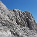 Durch diesen Felsschlitz in Bildmitte auf ca. 2800m führt der Normalaufstieg (keine Markierung, das kleine Steinmannli oberhalb der Lücke sieht man von unten nicht) 