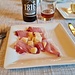 <b>Antipasto.<br />Speck e scaglie di formaggio Grana Padano.</b>