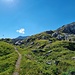 und hoch zum Gruobenpass (bei genauem Hinsehen sieht man schon die ersten zwei Steinmännchen, die den Einstieg zur Wiss Platte weisen)