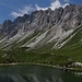 La chiesetta, il maggiore dei laghi d'Olbe e la Cresta Righile o del Ferro (m.2467).