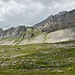 Durchstieg durch das Felsband an der Schwachstelle in der Mitte des Bildes.