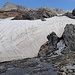 Ein im Abstieg begangenes Schneefeld inmitten der Gletscherschliffe.
