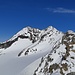 Auf diesem Bild aus dem November 2020 ist der Einstieg in die Aufstiegsflanke, sowie die Flanke selbst zu sehen. Bei unserer Besteigung lag fast kein Schnee mehr.