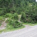 Nach einem Stück auf einer Fahrpiste geht es ab hier auf schmalen Wanderwegen weiter.