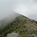 Jetzt sind wir auf dem Bergrücken, und unser Ziel, die Matatzspitze hüllt sich in Wolken. Oder ist der Gipfel über den Wolken doch frei?