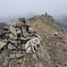 Gipfel Piz Forun, mit vielen Steinhäufen, in diesem hier ist das Gipfelbuch