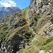 Nach der Runsenquerung bei Pt. 2329 geht es dieses steile Grasband hoch. Im Hintergrund wird das Brunegghorn sichtbar - eines der möglichen Gipfelziele ab der Topalihütte.