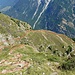 Rückblick Richtung Chastul. Der blau eingetragene Weg führt unter anderem nach Schilfgädi. Hinweise zur Route, Tourenberichte und Fotos gibt es hier: <br />[https://www.camptocamp.org/routes/142816/fr/sanggini-de-mattsand-descente-par-blattu]