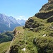 Kleines, flaches Grasband unterhalb Pt. 2509, welches zwar einen kleinen Umweg beschreibt, aber nach den steilen Abschnitten zuvor eine willkommene Abwechslung bietet, und auch zu einem schönen Aussichtspunkt führt. Wenn ich mich nicht täusche mit Blick auf den höchsten Schweizer Gipfel!