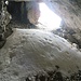 In der eiskalten Biwakhöhle befindet sich ein Haufen aus gefrorenem Schnee.