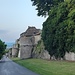 Autun ist über seine antiken Ausmaße (ca. 200 ha) nie hinausgewachsen. Die mittelalterliche Stadtmauer (sechs Kilometer lang, mit 54 Wehrtürmen), von der 23 Türme erhalten sind, steht bis heute noch auf antiken Fundamenten.