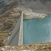 Die Staumauer des Arzker Sees kann auf der Mauerkrone überquert werden.