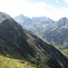 A destra della cima raggiunta, la lunga e verdeggiante Val Moena.