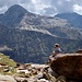 Trinkpause mit Blick zur Corona di Redorta. Monte Zucchero in den Wolken.