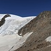 Bei P. 3495 gibt es ein Plateau für eine kurze Pause, dann geht es in einfacher Kraxelei (I) weiter zum Gipfelgletscher.