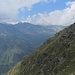 Seitenblick, rechts eine schwache Trittspur