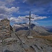 Kreuzgipfel mit Gipfelkreuz; im Hintergrund der Monte Leone (3.552  m).