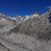 Auf dem Gipfel; Im Hintergrund das Aletschhorn (4.193 m), unten der ausgeaperte Arm vom Oberaletschgletscher.