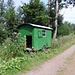 Bauwagen, der von Jugendlichen zu Grillparties und Musikabenden genutzt wird