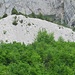 Klettergarten Schrenit. Darüber an der Basis der Felsen (nicht sichtbar) ein duschfreudiges Kletterpaar.