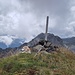 Lexy auf dem Gipfel vom Schafläger, dahinter das Schiahorn