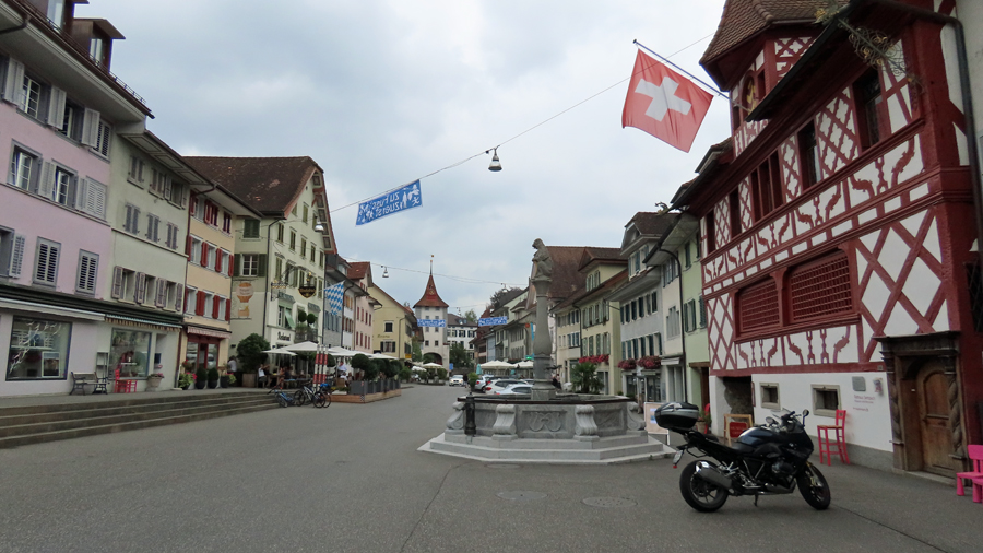 Mitten in Sempach. - Fotos [hikr.org]