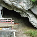 Die Felsspalte, zur Höhle ausgebaut.