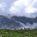 Le nuvole giocano intorno a noi nella discesa dal Rifugio Grassi lungo il sentiero Cai 40, in direzione Val Biandino.