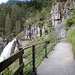 Auf dem Weg zur Rosenlaui-Gletscherschlucht (Kostet 10.- pro Erwachsener) mit imposantem Wasserfall.