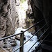 In der Gletscherschlucht Rosenlaui. Viele Treppen führen zügig aufwärts.