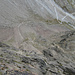Tiefblick aus einer der letzten Seillängen. Gut erkennbar ist der Normalweg auf den Gipfel.