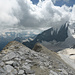 Zuversichtlich für den Abstieg: Gipfelausblick vom Brunegghorn über den SW-Grat Richtung Bisjoch, darüber rechts die ausgeaperte Weisshorn NE-Wand, links vom E-Grat Unter Äschhorn, Platthorn und Mettelhorn, dahinter u.a. Furgggrat, Furgghorn, Theodulhorn, Klein Matterhorn, Breithorn, Zwillinge und Liskamm,  in Bildmitte in den Wolken wären bei klarer Sicht auch noch das Matterhorn und der Monviso zu sehen...