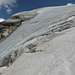 Nach dem Abstieg über die apere, aber griffige Brunegghorn W-Flanke und der Überschreitung des Bergschrunds auf dem oberen Brunegggletscher angekommen. Oben links der NW-, rechts der SW-Grat