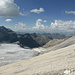 Querung der wüstenartigen Schöllihorn W-Flanke Richtung Schöllijoch: links unten der Brunegggletscher mit Adlerflüe und Stierbärg, darüber und über dem Turtmanntal von links u.a. Les Diablons, Wängerhorn, Frilihorn, L'Omen Rosso, Hirsihorn, Burgihorn, Wyssgrat, Turtmannspitze und Bela Tola