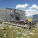 Ankunft bei der Topalihütte: an der Sonne räkelt es sich besonders gemütlich, und auch die Aussicht sucht ihresgleichen