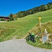 <b>Al tornante quotato 1174 m abbandono la strada asfaltata e svolto a sinistra su un sentiero che attraversa la Val Luven e si dirige verso Sogn Benedetg (1277 m).</b>