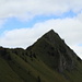Der Gipfel des Kamms (2123 m) - Von der Alpstrasse unterhalb des Kamms betrachtet, ein rechter Zacken