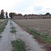 Arrivati al cimitero di Castano Primo per stradine di campagna, abbiamo seguito nuovamente la pista del Villoresi, ma subito dopo siamo ritornati nelle campagne verso la diruta cascina che ospita la chiesetta di S. Bernardo alla Malpaga. Arrivati in fondo a questa stradina, ci siamo trovati la via sbarrata da un cancello e allora ho tolto lo smartphone dallo zainetto per fissarlo al supporto sul manubrio, in modo da capire che percorso seguire per arrivare a Nosate: ed è qui che non ho chiuso la cerniera, cosa che poi ha causato la perdita del portafoglio!!!