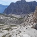 Rückblick aus der Scharte am breiten Gratturm auf den Grasanstieg, den Dos di Dalun und die Cima di Ghez