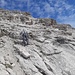 Von hier sind ein paar Platten mit unangenehmer Schotterauflage zu begehen (T4), bis man in die Felsen oberhalb gelangt. Ab da lotsen Steinmandln durch einfaches Kraxelgelände in einer großen Rechtsschleife zum Gipfel.