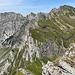 Rückblick vom Chrummenstein auf die Gipfel vom Gamsberg bis Gärtlichopf. Letzterer mit eindrucksvollem Abstieg durch die leicht verdeckte Rinne.