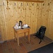 Thermosfrühstück: Belegte Semmeln und Kaffekanne im Vorraum der Hütte