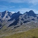 Zurück im Lahnkar mit Blick auf wilde Berge. Von links nach rechts zeigen sich Grundschartner, Mugler und Wilhelmer.