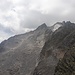 Durch diese Flanke steigt man Richtung Barmerspitze auf, zum Schluss steigt man über einen ihrer 3 Grate in anspruchsvoller Kletterei zum Gipfel.