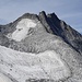 Der Pfad im Eisfeld wurde wohl von einem Bach geformt. Dahinter türmt sich der Krügergrat auf.