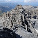 Abstieg auf der Plattenflanke mit Stahlkabel, Blick zum Riss-Kamin