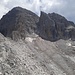 Der Westgrat der Cima d'Ambiez, nahe der Bocca dei Camosci: Der Zustieg über den abgetauten Gletscher sieht nicht erfreulich aus.