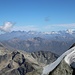 Blick zwischen den Aiguilles Rouges d'Arolla und dem Mont Blanc de Cheilon ins Berner Oberland